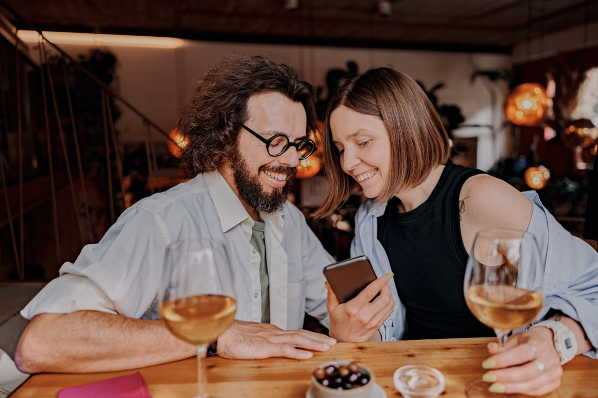 couple using ai to look up wineries near them